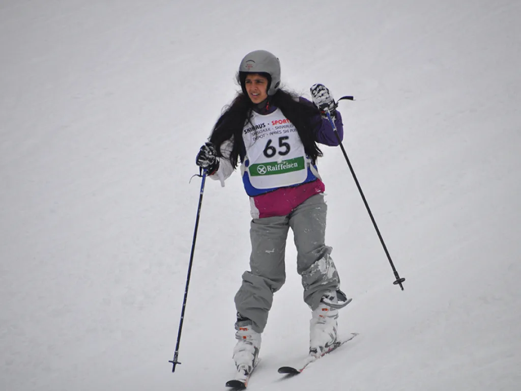 Skifahrerin mit Startnummer 65 auf der Strecke.